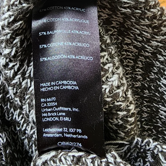 NWT Urban Outfitters Cropped Sweater - Picture 7 of 7